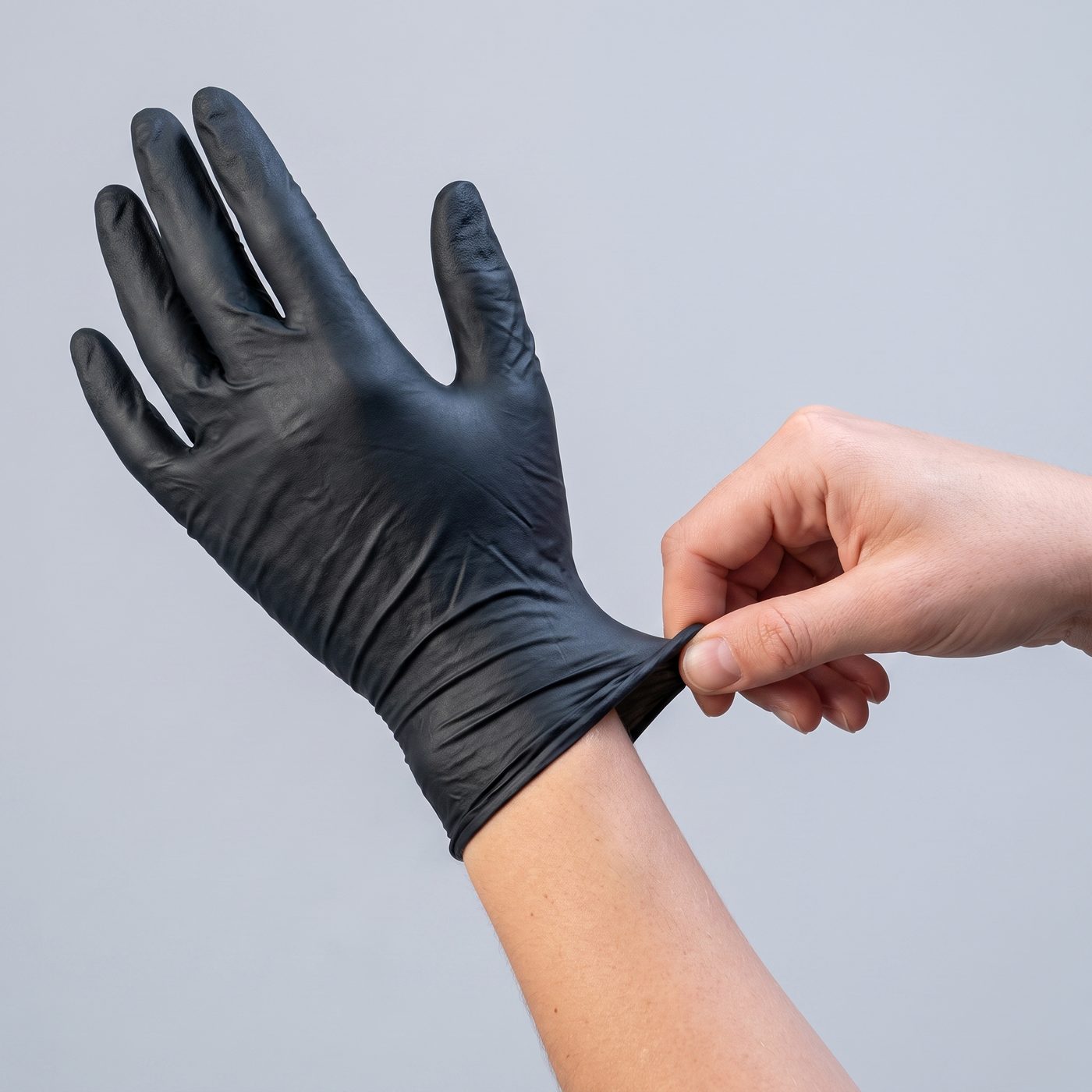 DELTASAFE NITRILE Plus Black — Anziehen des Handschuhs, Rollrand sichtbar